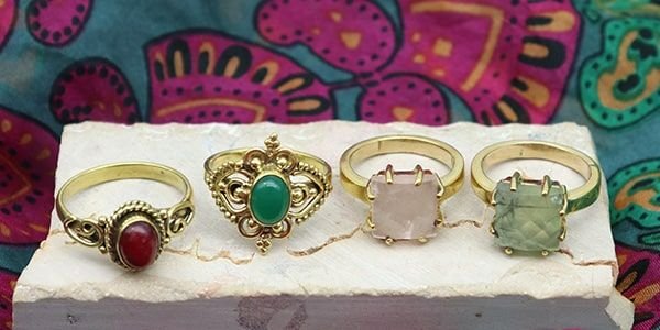 Bague en pierre naturelle vs bague avec pierre synthétique