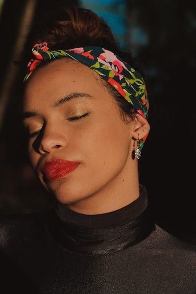 Porter un headband : comment procéder ?