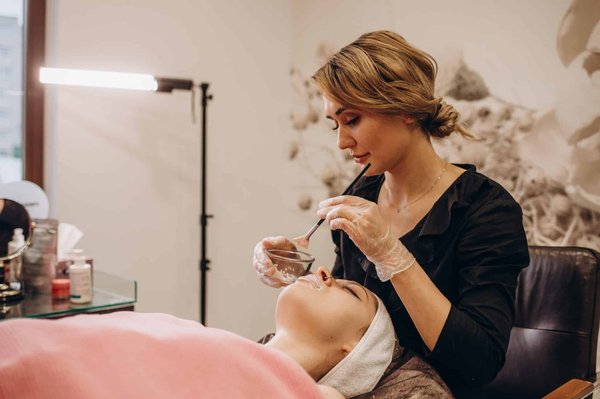 Comment choisir le bon professionnel pour votre maquillage semi-permanent?