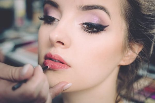 Les 5 erreurs les plus courantes à éviter lors du choix d'un artiste du maquillage semi-permanent