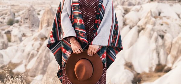 Comment porter le poncho plaid homme avec style ?
