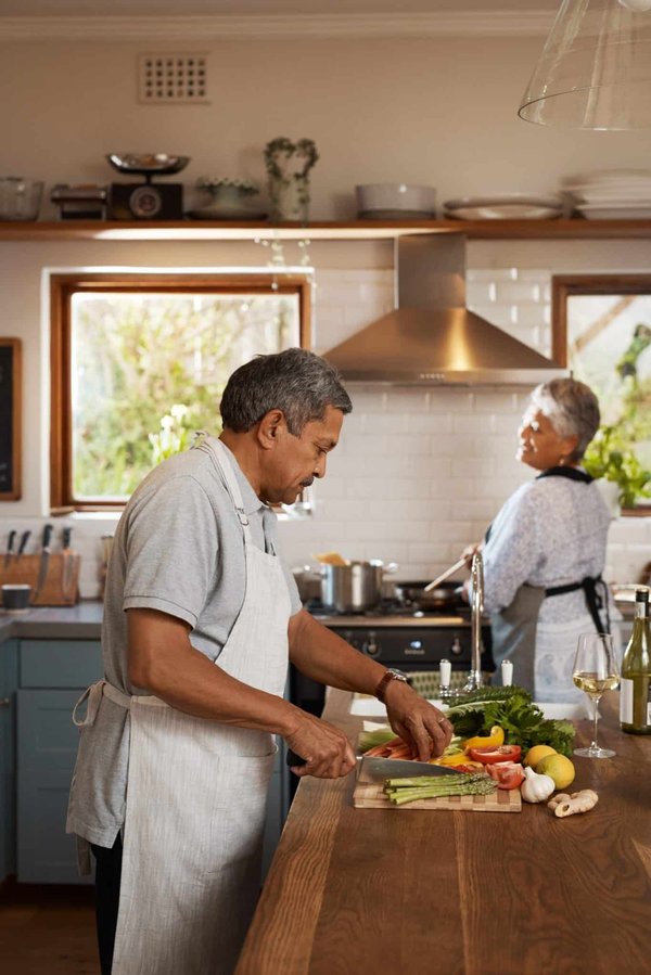 Techniques pour marier des hauts cache-cœur avec des jupes crayon pour un look professionnel féminin