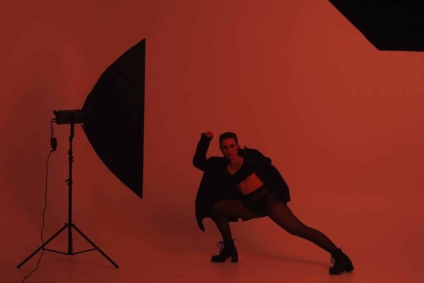 Comment intégrer des chaussures à motifs audacieux dans une garde-robe classique sans fausse note ?