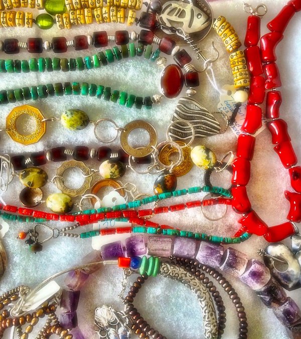 Guide pour sélectionner des bijoux minimalistes qui complètent une tenue exubérante